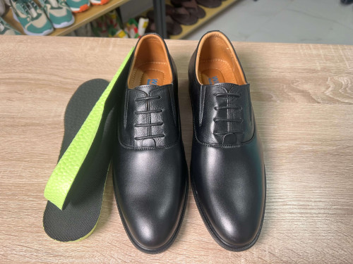 ប៊ូស្បែកគោម៉ូតខ្សែបញ្ឆោតកែងកម្ពស់3cmនិងមានប៉ុងកល់លើកម្ពស់បន្ថែម2.5cm