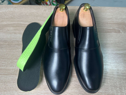 ប៊ូស្បែកគោម៉ូតអត់ខ្សែកែងកម្ពស់3cmនិងមានប៉ុងកល់លើកកម្ពស់បន្ថែម2.5cmទៀត