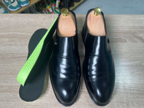 ប៊ូស្បែកគោម៉ូតអត់ខ្សែកែងកម្ពស់3cmនិងមានប៉ុងកល់លើកកម្ពស់2.5cmបន្ថែមទៀត