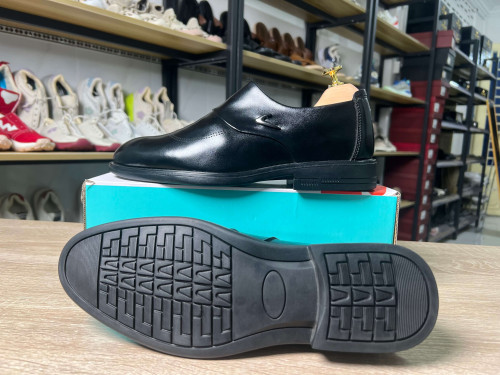 ប៊ូស្បែកគោម៉ូតអត់ខ្សែកែងកម្ពស់3cmនិងមានប៉ុងកល់លើកកម្ពស់2.5cmបន្ថែមទៀត